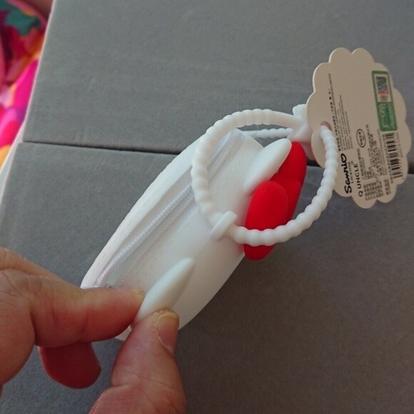 Hello Kitty Q uncle silicone coin purse keychain clip - Picture 2 of 11